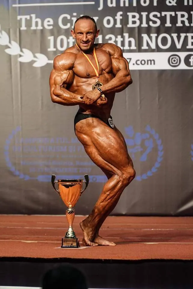 Zawodnik Słodkiewicz Gym na scenie mistrzostw, z medalem i pucharem
